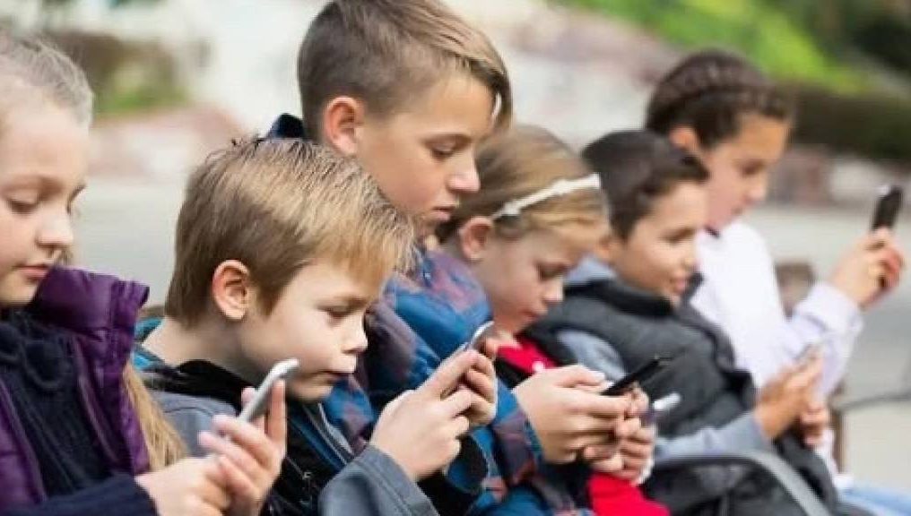 Dunyo bo‘ylab bolalarning internetga kirishi cheklanmoqda