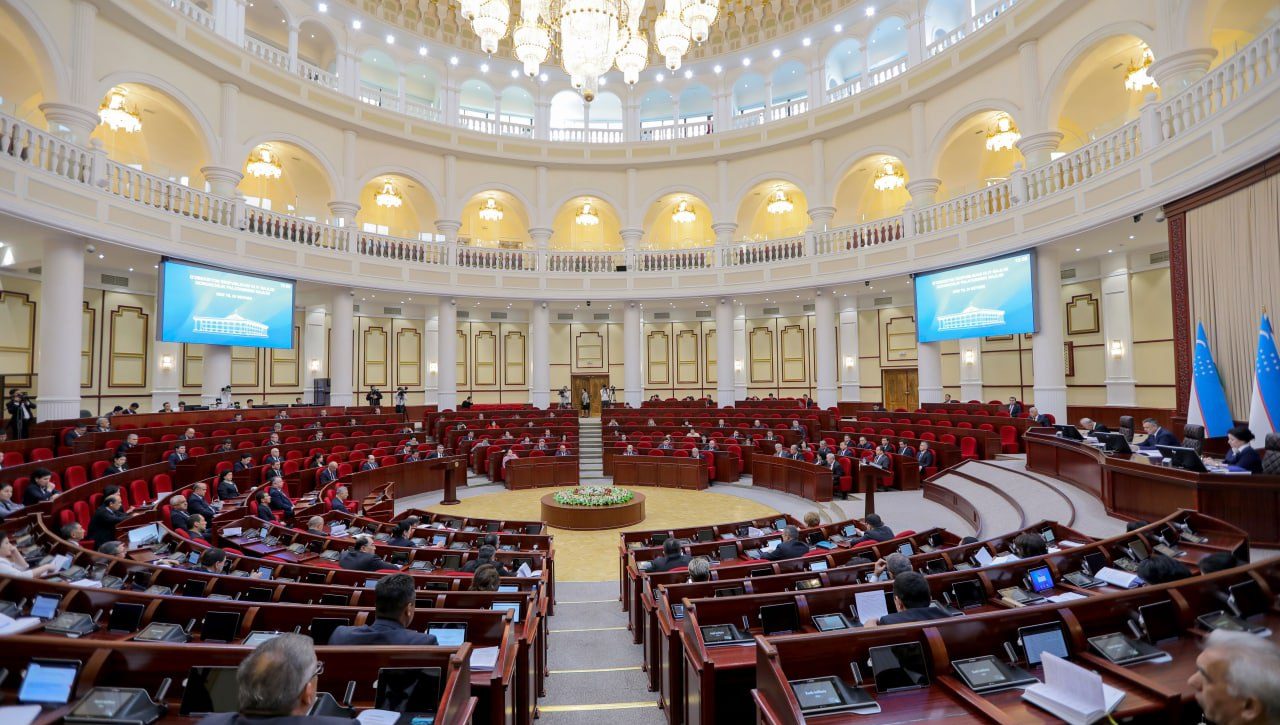 Oliy Majlis Qonunchilik palatasining navbatdagi majlisidan fotoreportaj