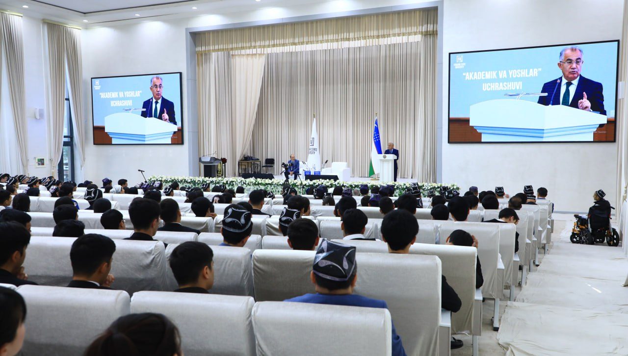 Akademik Akmal Saidov farg‘onalik talaba yoshlar bilan uchrashdi