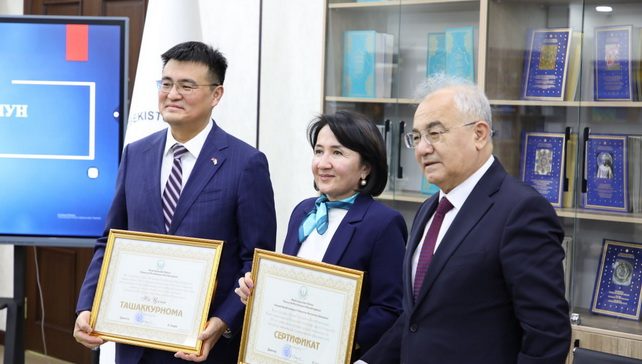 Chinese Embassy Donates Around 800 Books to Human Rights House in Tashkent