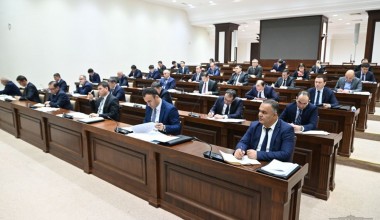 Yaratilgan imkoniyatlarga qaramasdan, ayrim hududlarda aholi bandligini ta’minlash ko‘rsatkichlari yaxshi emasligi ko‘rsatib o‘tildi.