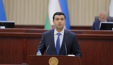 На парламентском слушании депутаты остановились и на имеющихся проблемах по постоянному трудоустройству юношей и девушек с высшим образованием, получению образовательных кредитов для талантливой молодежи, обучению профессиям молодых людей