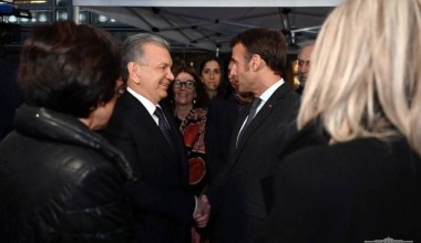Shavkat Mirziyoyev and Emmanuel Macron get acquainted with the exhibition of the richest tangible cultural heritage of Uzbekistan