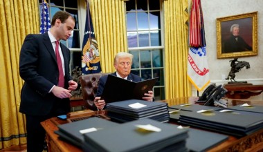 Axios: Трамп фармонлар чиқариш тезлиги бўйича рекорд ўрнатди