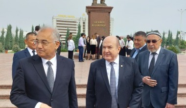 Sharof Rashidovning Jizzax shahridagi haykali poyiga gulchambarlar qo‘yildi