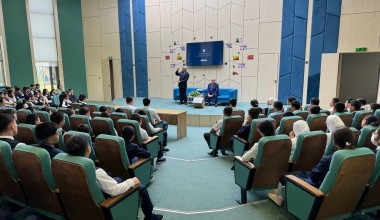 Nurafshon shahridagi Prezident maktabida taniqli akademiklar bilan uchrashuv bo‘ldi