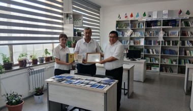 Бухоро ахборот-кутубхона марказига инсон ҳуқуқларига оид янги адабиётлар топширилди