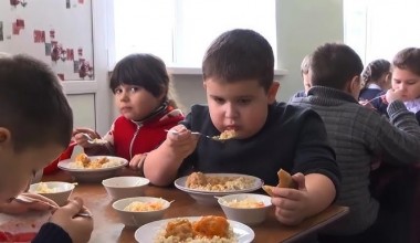 Болалар орасида семириш ортмоқда — ЖССТ мактабларда соғлом овқатланиш қўлланмасини чиқарди