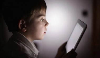 SMARTFONLAR BOLALARNING TA’LIM OLISHIGA XALAL BERADI(MI?)