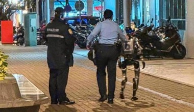 Хитойда робот йўловчига тегажоғлик қилгани учун ҳибсга олинди