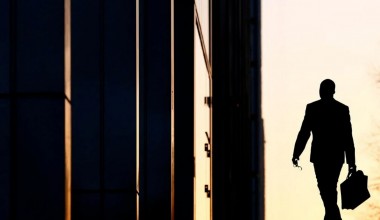 Британияликлар тўлиқ офисга қайтишдан кўра ишдан бўшашни афзал кўрмоқда — тадқиқот