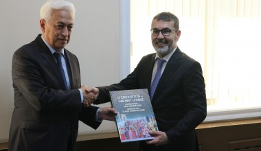 Turkiya Inson huquqlari va tenglik instituti raisi Muharrem Qilich va O‘zbekiston Respublikasi Vazirlar Mahkamasi huzuridagi Millatlararo munosabatlar va xorijiy mamlakatlar bilan do‘stlik aloqalari qo‘mitasi raisi bilan uchrashuvdan foto lavhalar