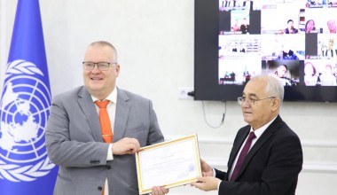 ЕХҲТнинг Ўзбекистондаги лойиҳалари мувофиқлаштирувчиси  Инсон ҳуқуқлари уйига техник ускуналар ва китоблар топширди